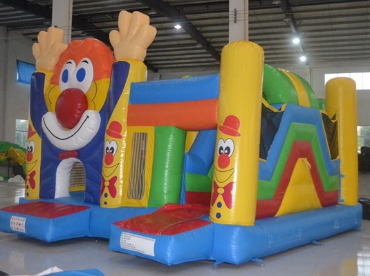 Kinder blödeln Inflatable Bouncy Castle herum, das kombinierten Park-Wasser-Beweis springt