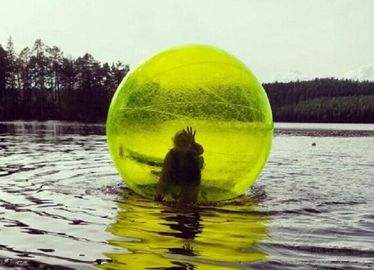 Gelbes/blaues riesiges aufblasbares Wasser spielt menschlichen Wasser-Blasen-Ball