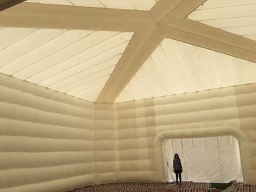 Dauerhaftes super riesiges aufblasbares Zelt-weiße Luft-Gebäudestruktur für Ereignis/Partei