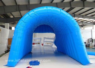 Große blaues Schwarz-amerikanische Räuber-aufblasbarer Football-Helm-Tunnel