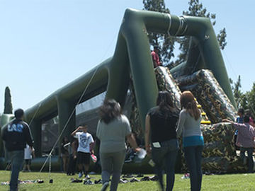 Hohe 80ft grüne aufblasbare Sportspiel-lang riesige aufblasbare Ziplinie für Erwachsene