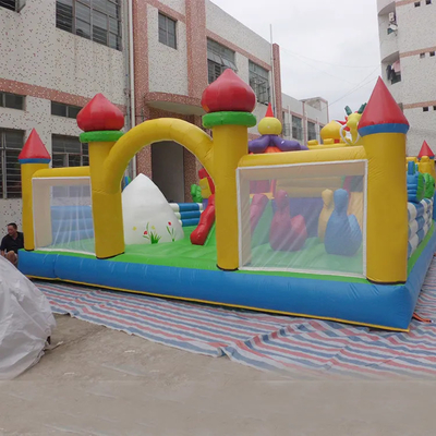 Kinderfreundlicher aufblasbarer Vergnügungspark mit bedrucktem Spielplatz im Freien, aufblasbares Springschloss