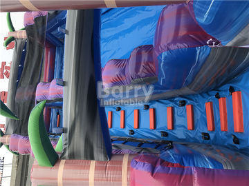Purpurroter Erwachsener scherzt aufblasbare Wasserrutsche mit Pool, Dia des Beleg-n