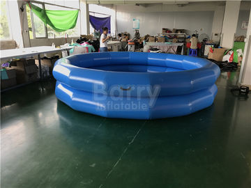 Kinder Innen und Wasser im Freien, das Ring-rundes aufblasbares Schwimmen-Pool des Pool-2 spielt