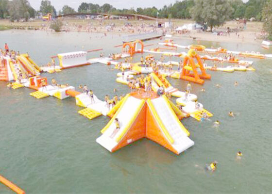 Sich hin- und herbewegender Aqua Sports Water Park Inflatable-Kinderhinterhof-Wasserrutsche-Park