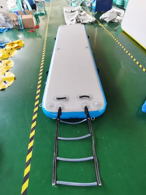 20cm starker Tropfen-Stich, der aufblasbare Docks mit Leiter schwimmt
