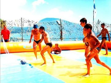 Aufregendes Wasser-aufblasbarer Fußballplatz, Fußball-aufblasbares Seifen-Gericht für Kinder