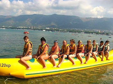 Riesiges Wasser-aufblasbares Spielzeug-Boot, dauerhaftes aufblasbares Bananen-Boot für Erwachsenen
