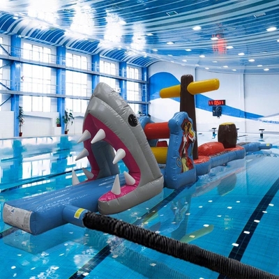 Personalisierte 12M Haie Piraten Gefahr Pool aufblasbare Hindernisbahn für spannende Wasserspiele an Stränden und Pools