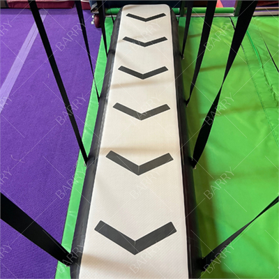 Indoor-Spielplatz Ninja-Krieger Hinderniskurs aufblasbares Hängendes Hindernis Parkour 8ft Luftbrücke