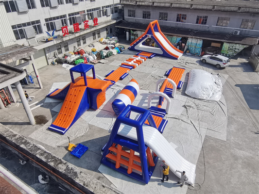 Aufblasbarer schwimmender Wasserpark kundenspezifisches Design und wasserdichte Eigenschaften