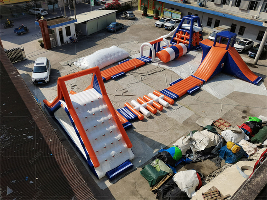 Aufblasbarer schwimmender Wasserpark kundenspezifisches Design und wasserdichte Eigenschaften