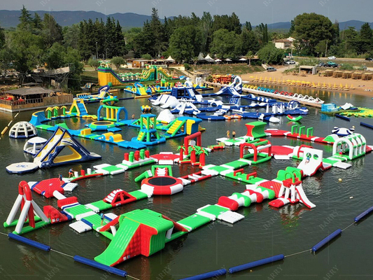 Customisierter PVC aufblasbarer schwimmender Wasserpark für Wasserspaß und besondere Anlässe