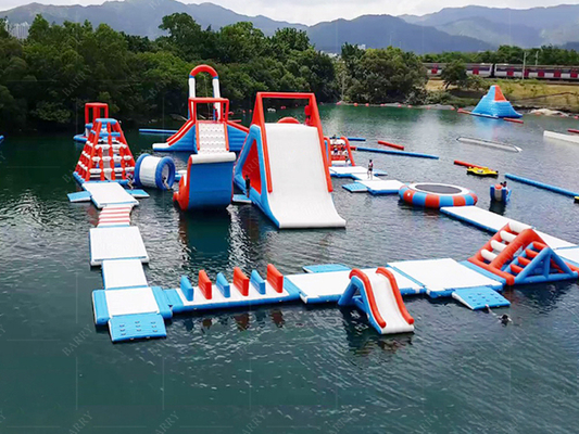 Ein individueller, aufblasbarer schwimmender Wasserspielplatz, ein perfektes Ergänzungsstück zum Wasserpark-Erlebnis.