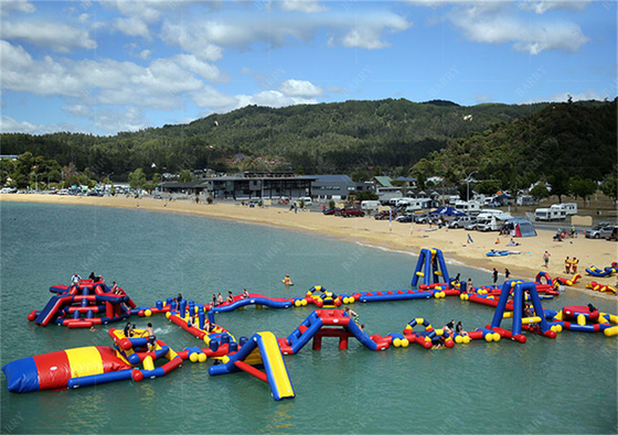 Vergnügungspark PVC aufblasbarer schwimmender Wasserpark, bestimmt nach Größe und aus PVC-Material
