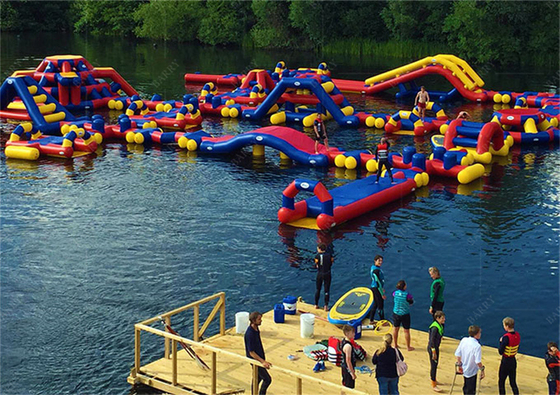 Vergnügungspark PVC aufblasbarer schwimmender Wasserpark, bestimmt nach Größe und aus PVC-Material