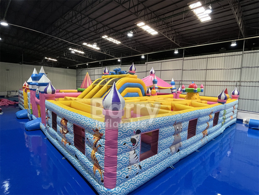 Ein aufblasbarer Spielplatz im Innenraum, ein aufblasbarer Wasserplatz, der auf dem See schwimmt.