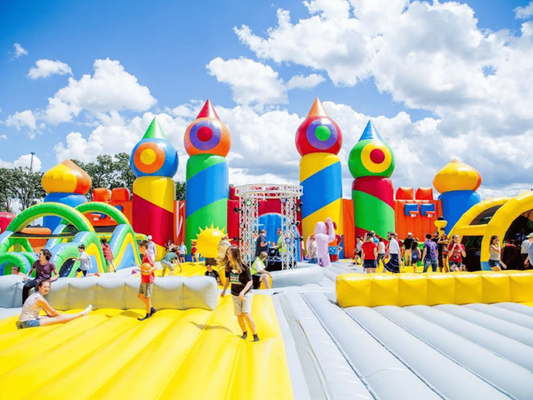 Der größte aufblasbare Themenpark der Welt kommt nach Australien: Big Bouncer Playground