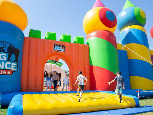 Der größte aufblasbare Themenpark der Welt kommt nach Australien: Big Bouncer Playground