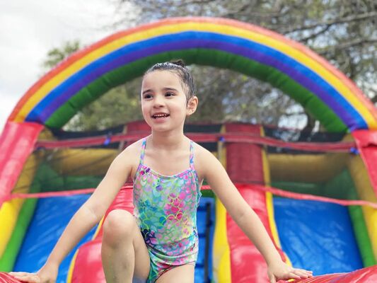 Große Regenbogenfarbe aufblasbare Wasserspritz-Rutsche mit Pool für Kinder Große aufblasbare Rutsche Spielplatz Veranstaltungen