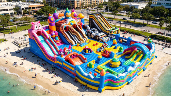 Farbenfroher, riesiger, aufblasbarer Fun City-Multiaktivitäts-Hüpfpark mit mehr als 5 Rutschen, interaktiven Hindernissen und Sprungzonen. Kommerzielles PVC für Großveranstaltungen, Festivals und Vermietungsgeschäfte
