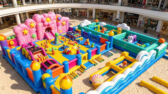 Riesige Pastell-Themen aufblasbare Spaßstadt. All-in-One-Sprungpark mit Blumenslide, Spielbereichen für Tiere und interaktiven Hindernissen.