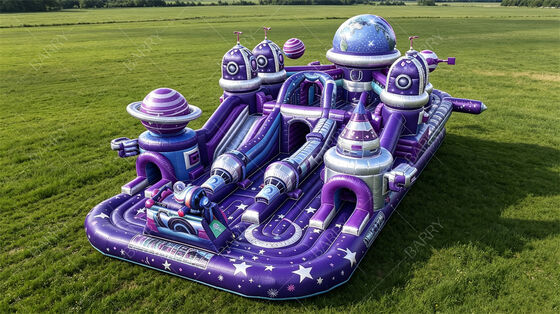 Violett-Sternenschiff-Themen riesiger aufblasbarer Spielplatz All-in-One-Raum-Abenteuer-Sprungpark mit Drei-Rutschen Kommerzielles PVC für verkehrsstarke Orte
