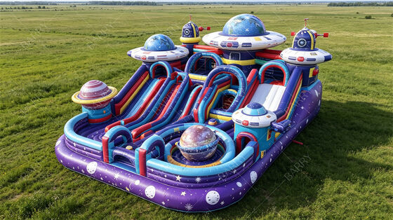 Violett-Sternenschiff-Themen riesiger aufblasbarer Spielplatz All-in-One-Raum-Abenteuer-Sprungpark mit Drei-Rutschen Kommerzielles PVC für verkehrsstarke Orte