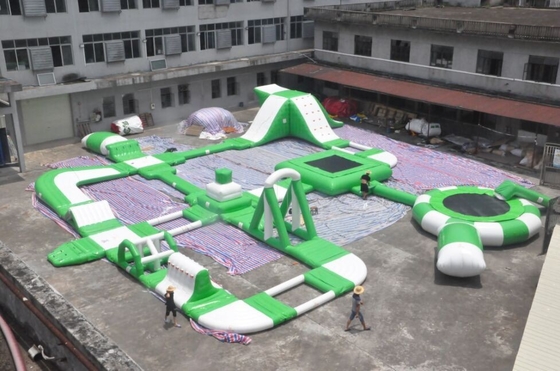 Grüner Spielplatz-aufblasbarer sich hin- und herbewegender Wasser-Park zum Spaß EN14960