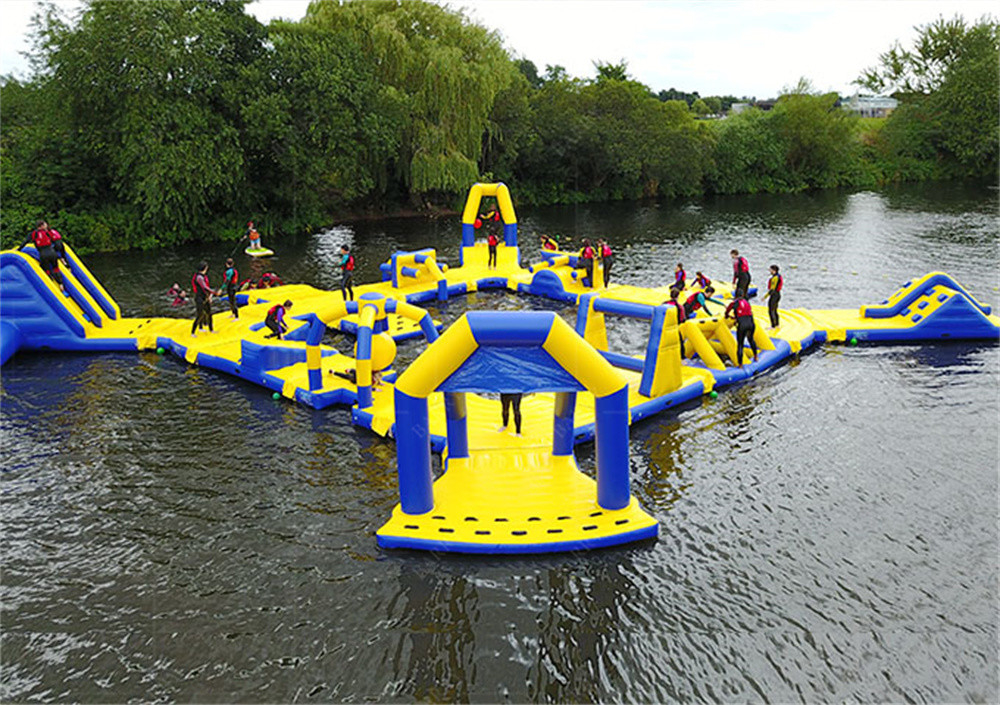 PVC-Wasserpark am See, bestimmt nach Größe für Gruppenaktivitäten und Spaß