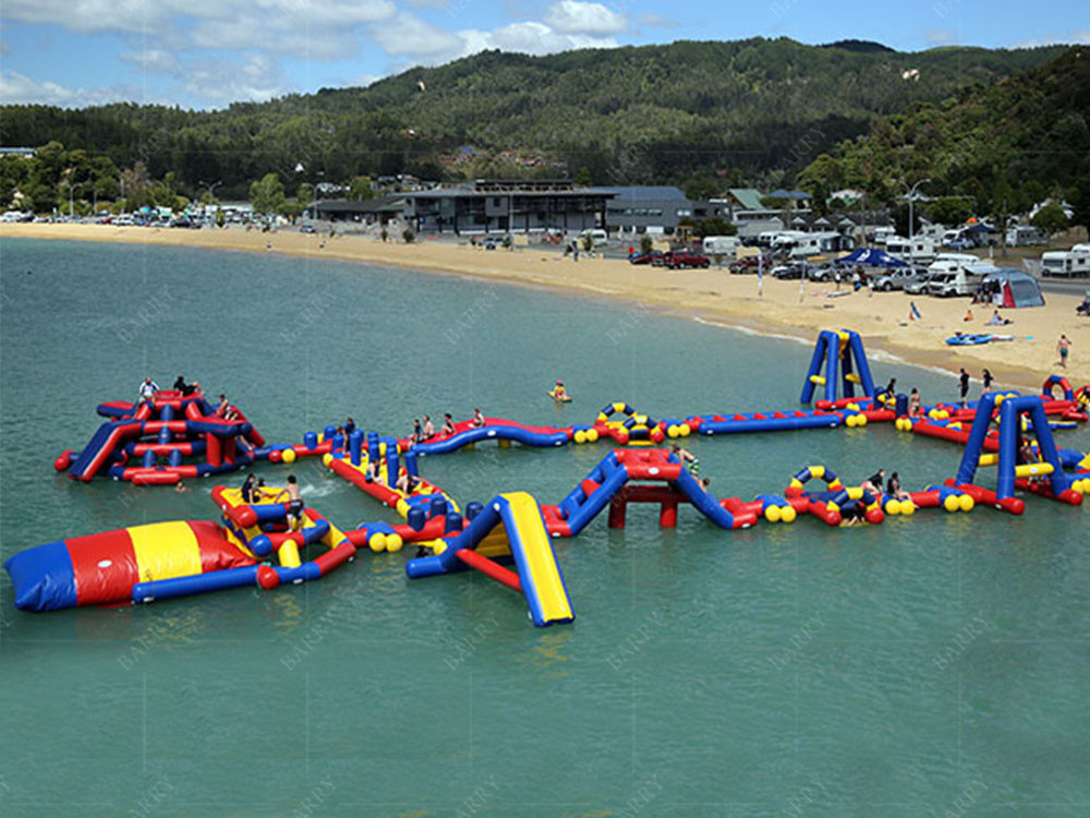 Vergnügungspark PVC aufblasbarer schwimmender Wasserpark, bestimmt nach Größe und aus PVC-Material