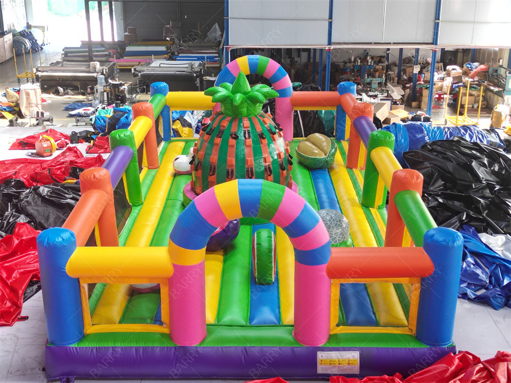 Custom Commercial Hindernisplatz Obst aufblasbarer Themenpark mit Ananas Klettern Wand für Party Vermietung