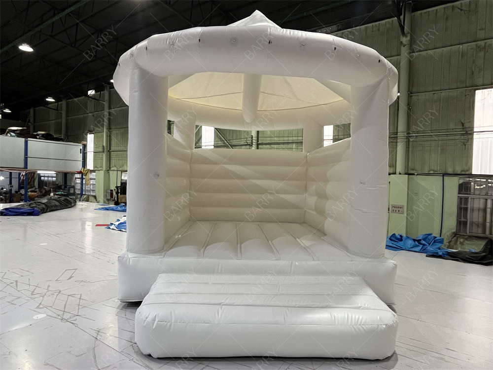 5x4.5x4.5m Weiße Indoor aufblasbare Aussteiger mit Deckel aufblasbare Sprunghäuser für Hochzeit