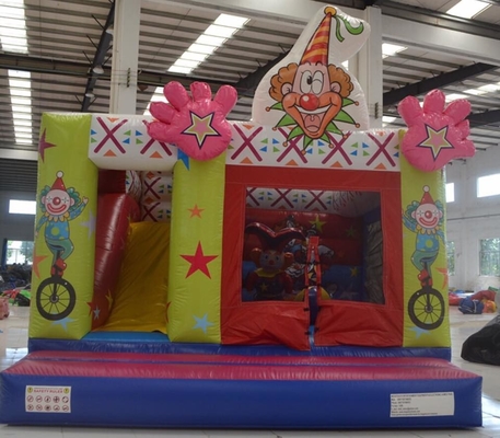 Kinder blödeln Inflatable Bouncy Castle herum, das kombinierten Park-Wasser-Beweis springt