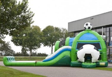 Erstaunlicher Fußball-aufblasbares springendes Schloss kombiniert mit Wasserrutschen