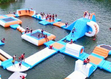 Größter Inneninsel-Wasser-Park im Freien für Familie, sich hin- und herbewegendes Hindernis Strand Waterpark