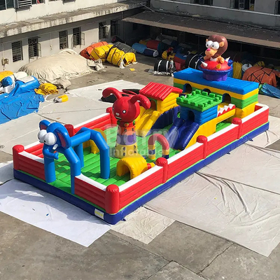 Luftdichte Hüpfburgen mit Rutschen passen den aufblasbaren Vergnügungspark für Kinder im Innenbereich individuell an