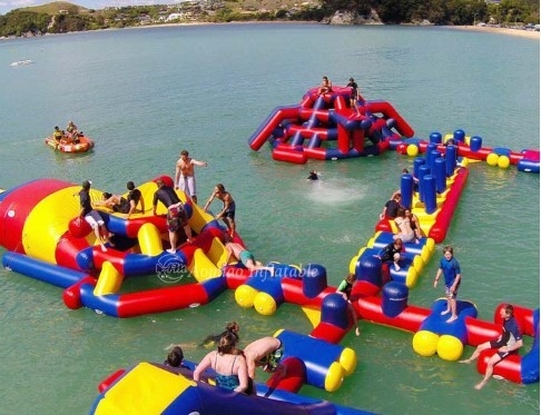 Kundenspezifischer riesiger aufblasbarer schwimmender Wasserpark Blow Up Aqua Park