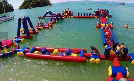Aufblasbare Wasserparks auf der Rieseneinland aufblasbare schwimmende Wasserrutschen UV-feste