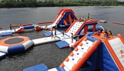0.9mm PVC aufblasbarer schwimmender Wasserpark aufblasbarer Hindernisweg auf dem Wasser EN71