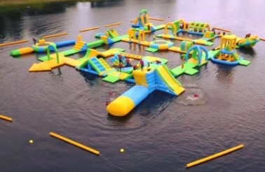 Außenfließendes aufblasbares Wasserpark 0,9 mm PVC aufblasbare Wasserspiele