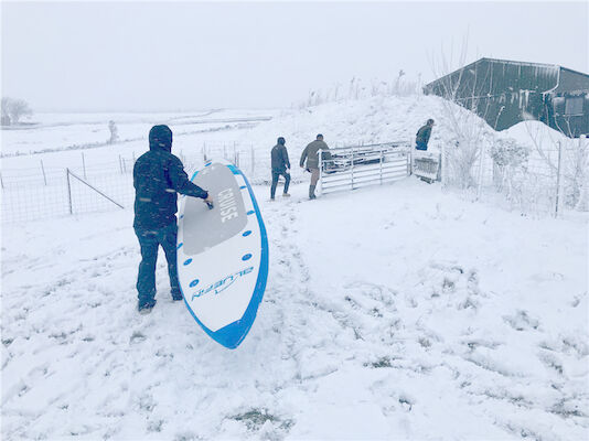 Das blaue aufblasbare Epoxidharz SCHLÜRFEN Brett für Schnee-Park