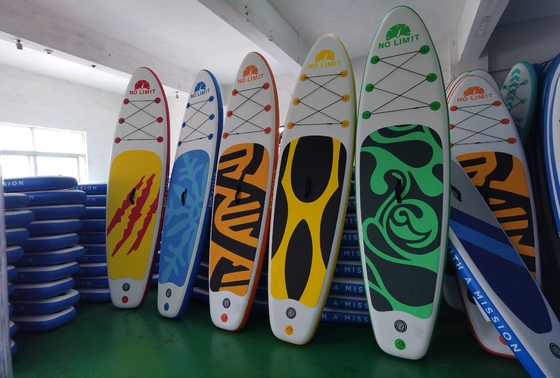 Soem stehen oben Surfbrett, das aufblasbare Radschaufel Brett SCHLÜRFEN